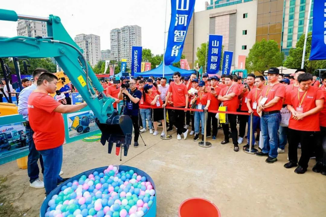 2020全球微挖大会 完美智能精品微挖赢得满堂彩