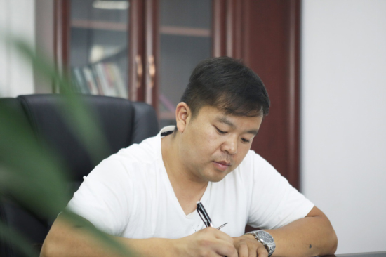 六年六台挖机 邓老板是个“完美迷”