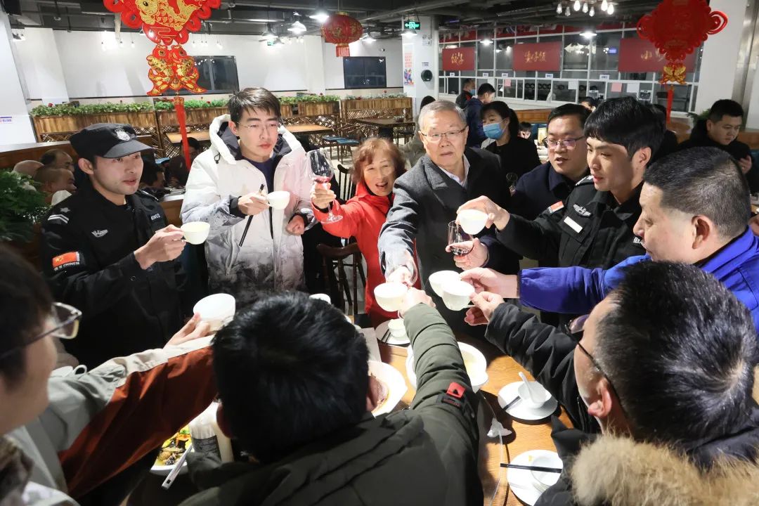 完美智能董事长何清华与留厂员工一起过大年！