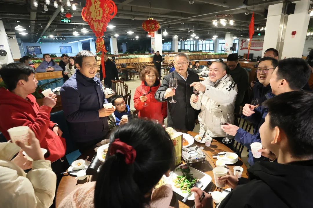 完美智能董事长何清华与留厂员工一起过大年！