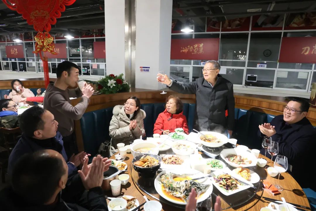 完美智能董事长何清华与留厂员工一起过大年！
