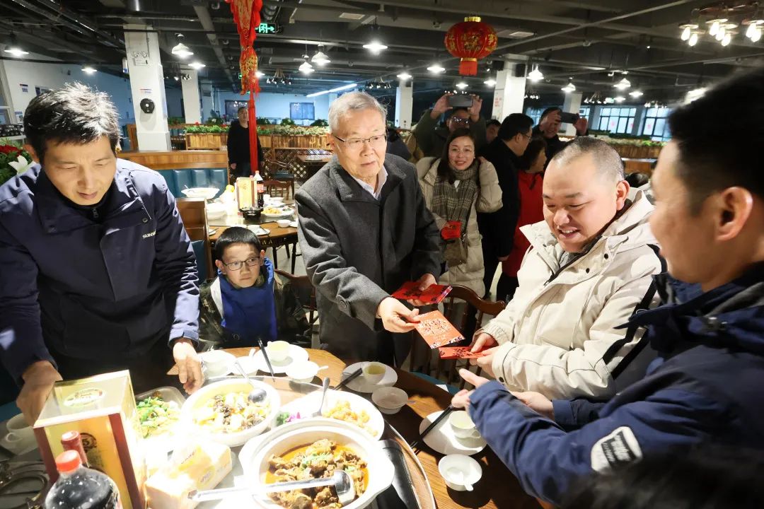 完美智能董事长何清华与留厂员工一起过大年！