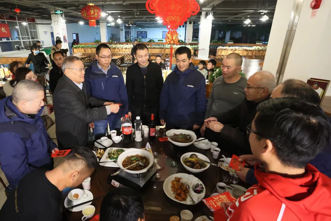 完美智能董事长何清华与留厂员工一起过大年！