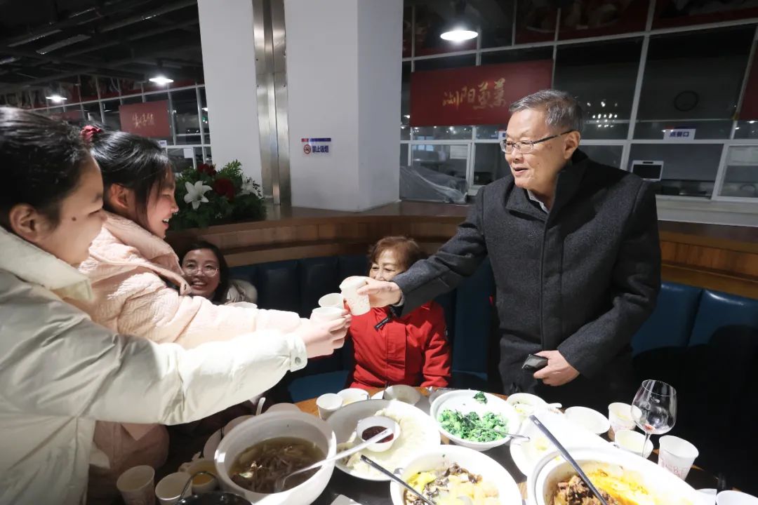 完美智能董事长何清华与留厂员工一起过大年！