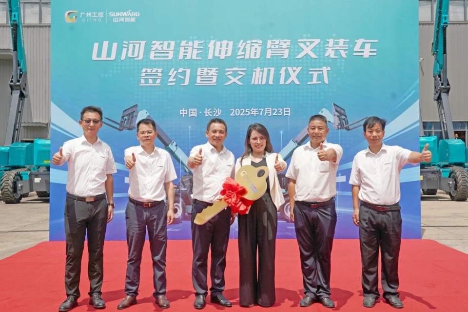 完美智能伸缩臂叉装车批量交付，即将奔赴新一线