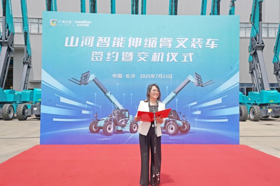 完美智能伸缩臂叉装车批量交付，即将奔赴新一线
